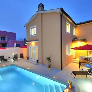 https://villa-with-private-pool-in-village-jadreski.in-istria.net